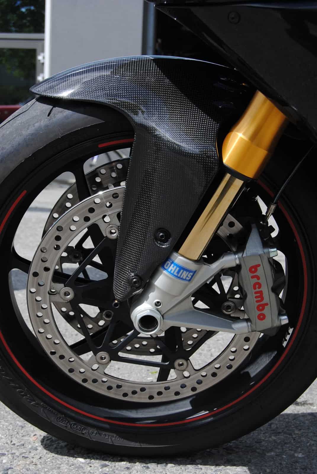 Nærbilde av forhjul og bremser på en Ducati