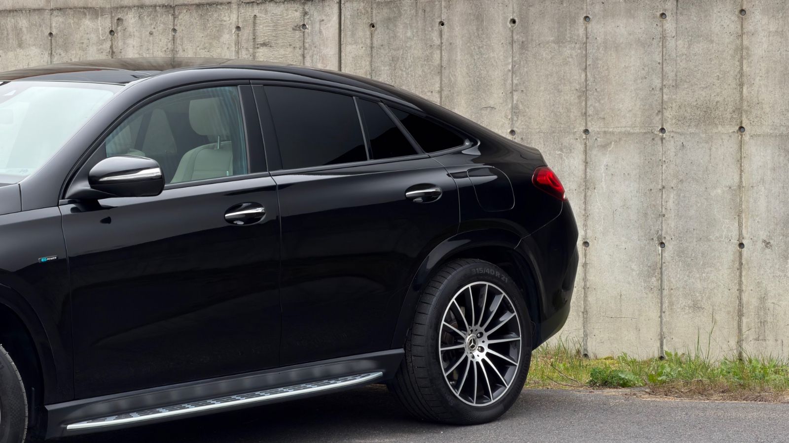 Svart Mercedes-Benz GLE Coupé sett fra siden