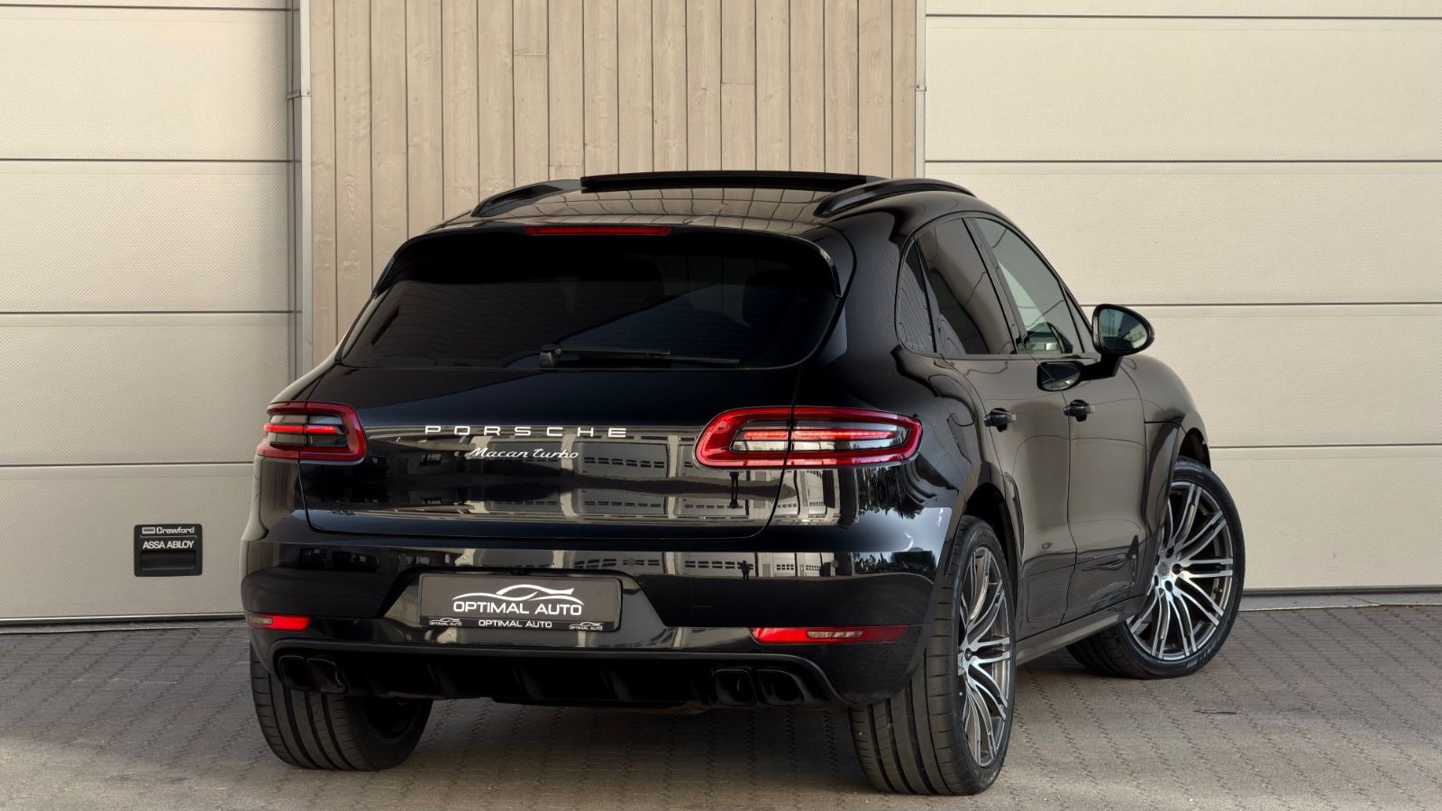 Porsche Macan Turbo i svart sett bakfra