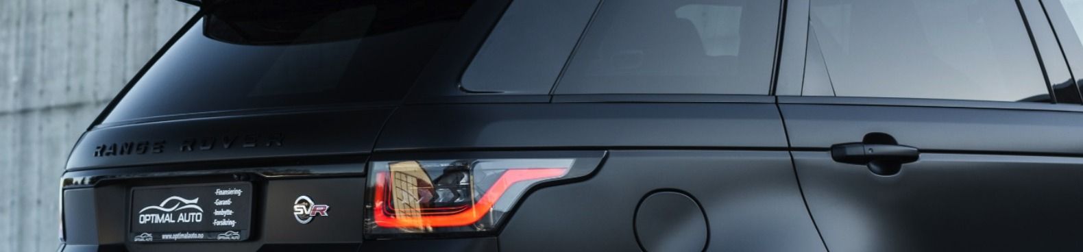 Svart Range Rover sett bakfra med Optimal Auto-skilt
