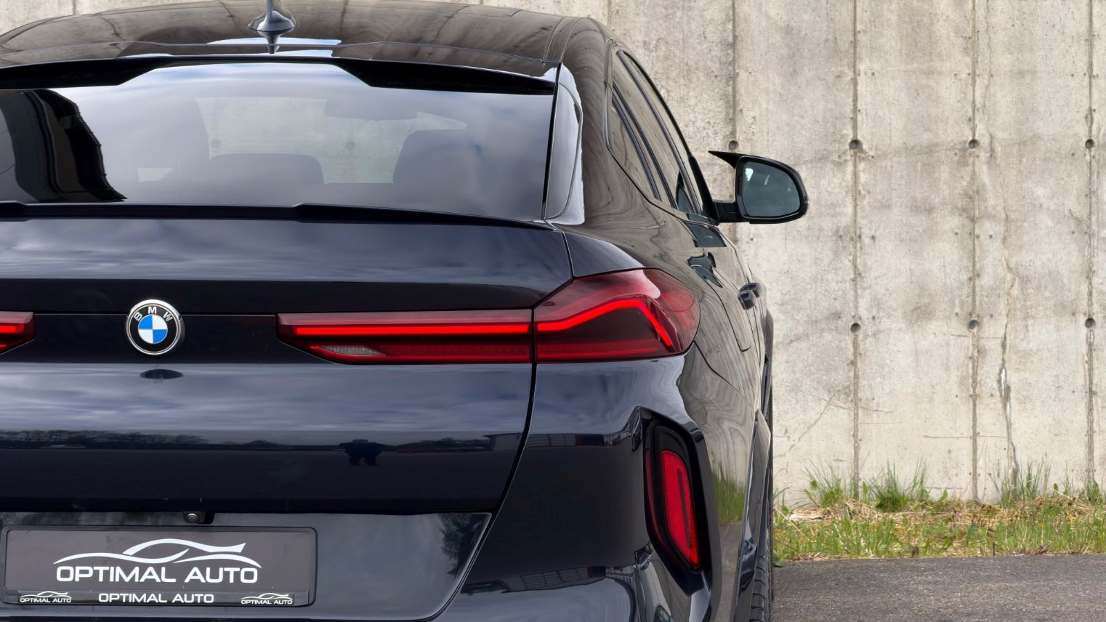 Baklykt på svart BMW X6