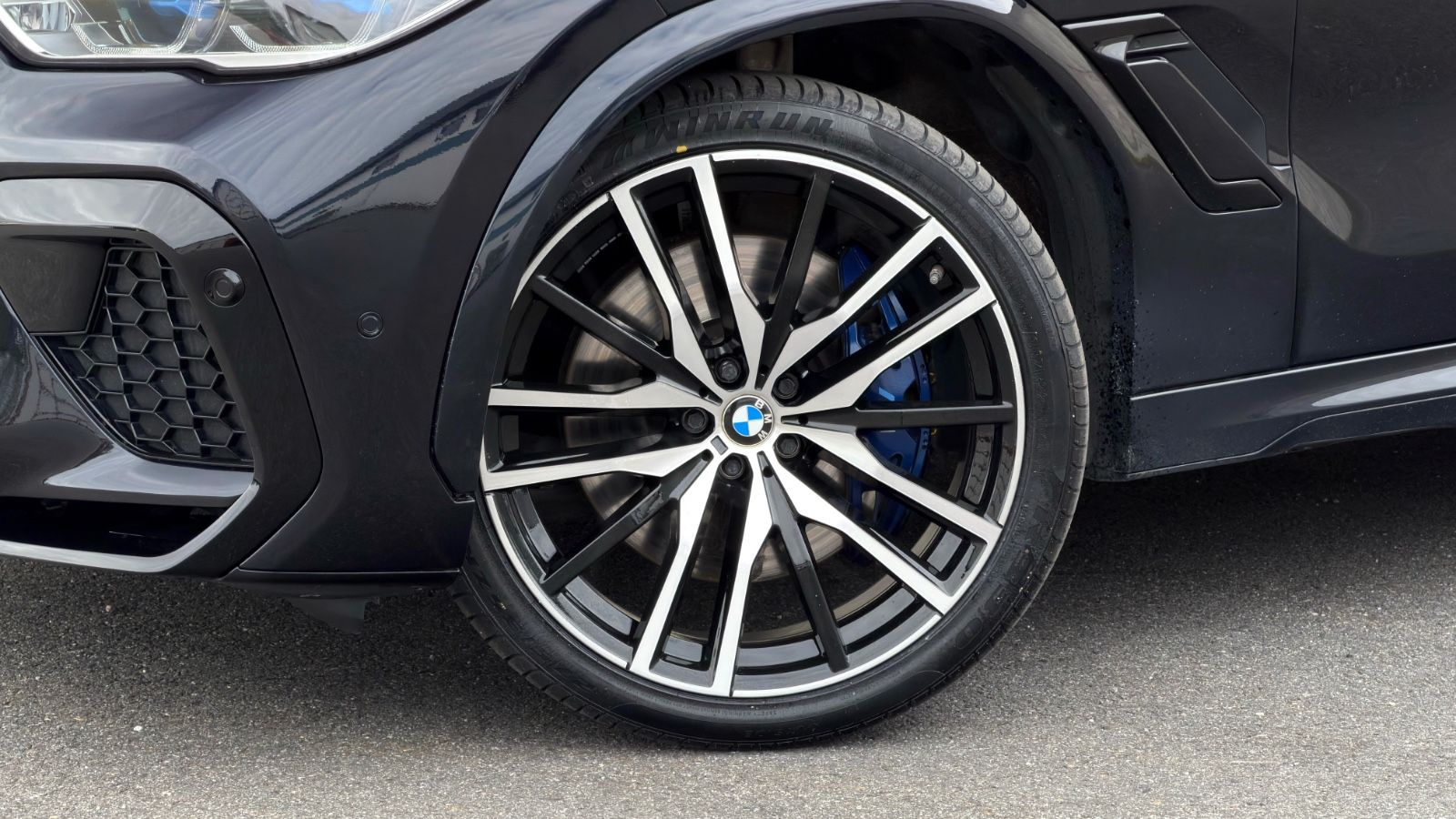 Felg og bremsekaliper på svart BMW X6